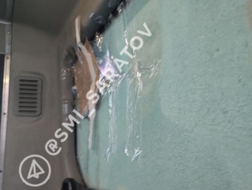 Саратовцев шокировала поездка в маршрутке с дырявым окном в мороз